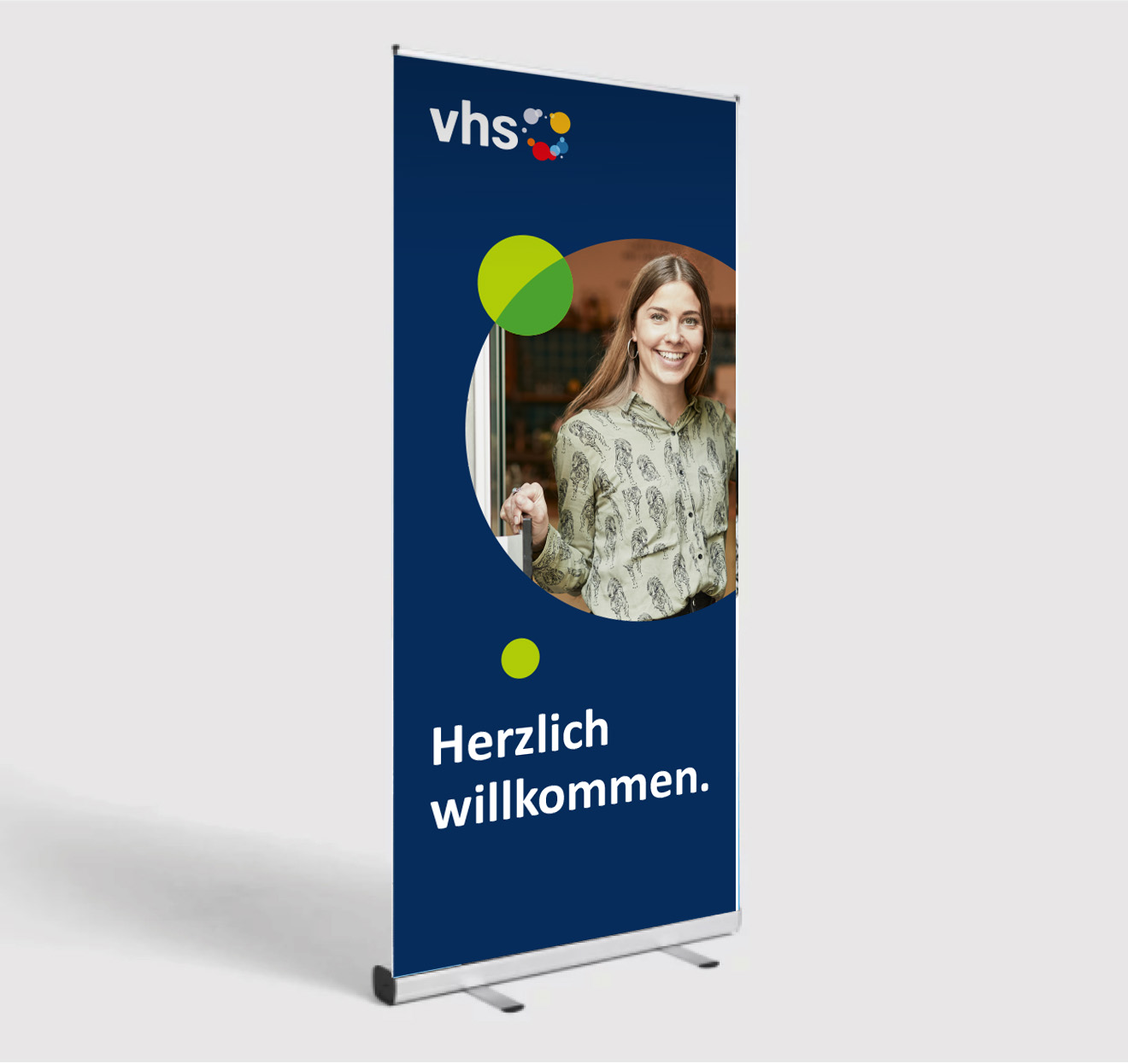 RollUps_Willkommen_Frau Roll-Up mit Motiv Herzlich Willkommen