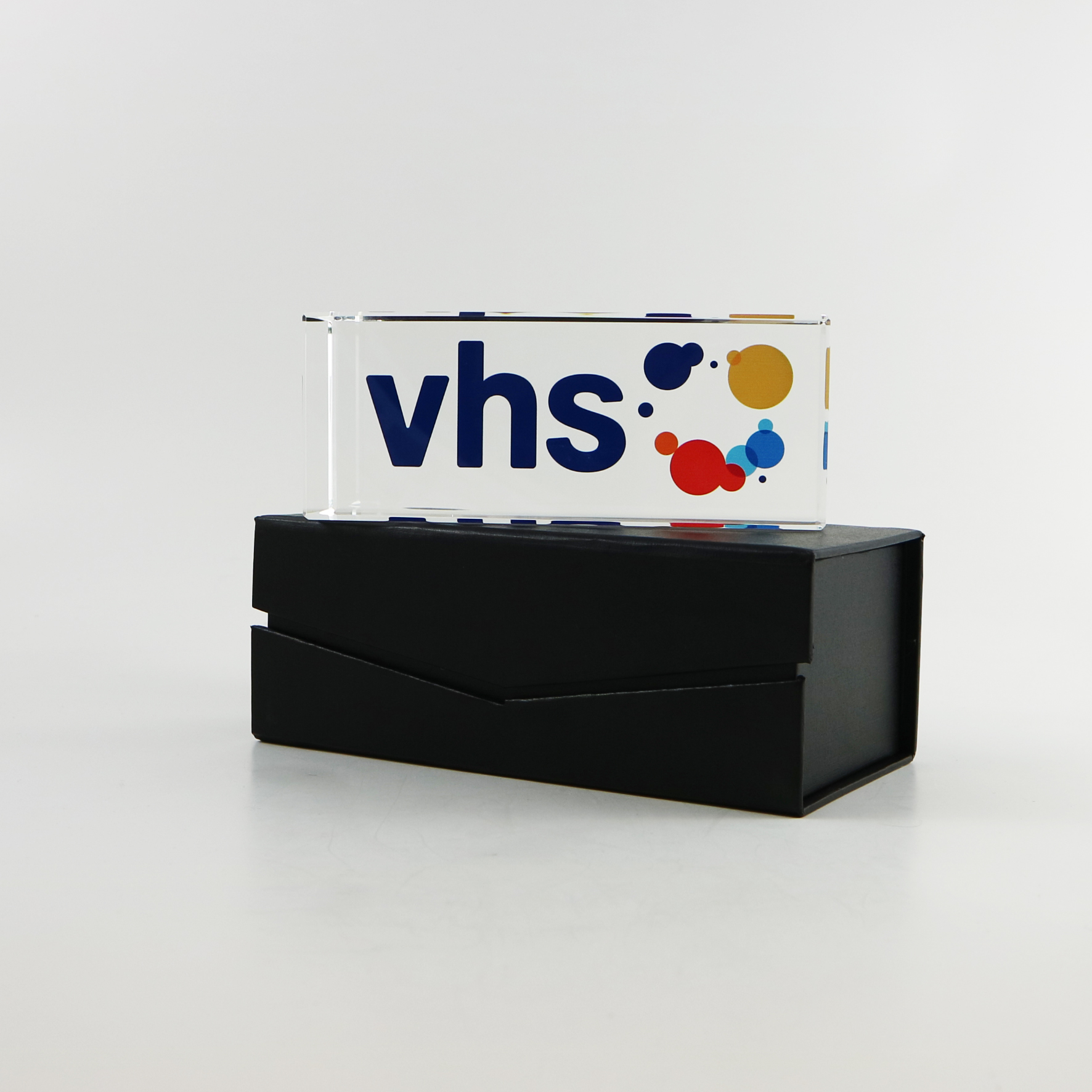 Glasaufsteller mit vhs Logo